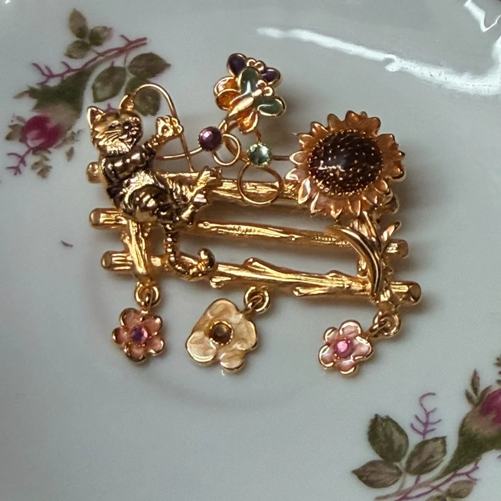 Gold Tone Cat‎ & Sunflower Floral Dangle Brooch - Gold